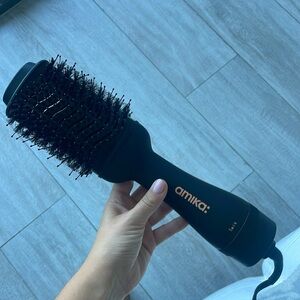 Amika blow dry brush great condition